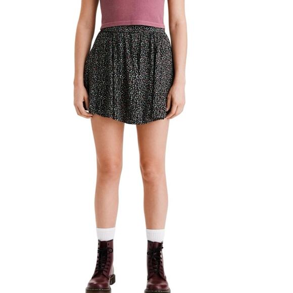 American Eagle Mini Skirt Size Medium Black Pink Green White Floral Flutter - Picture 3 of 6